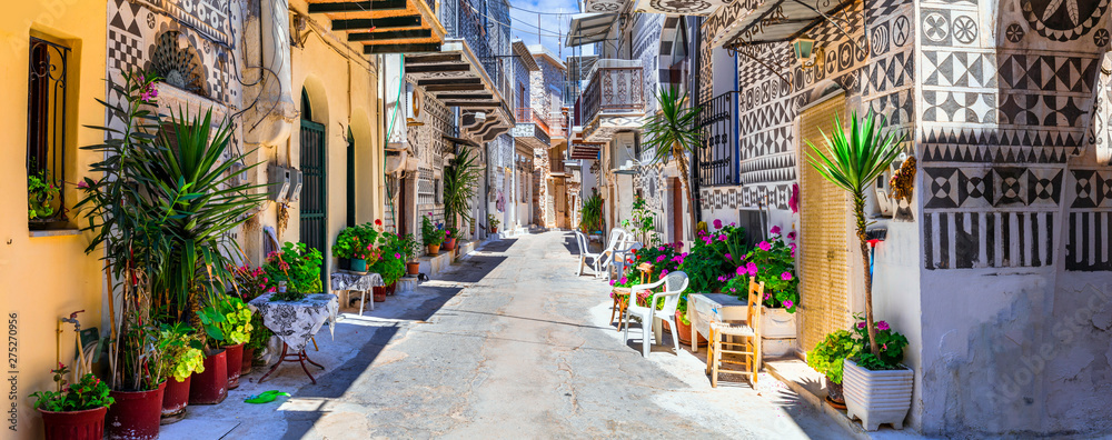 Fototapeta premium Najpiękniejsze wioski Grecji - unikalne tradycyjne Pyrgi na wyspie Chios z ozdobnymi domami