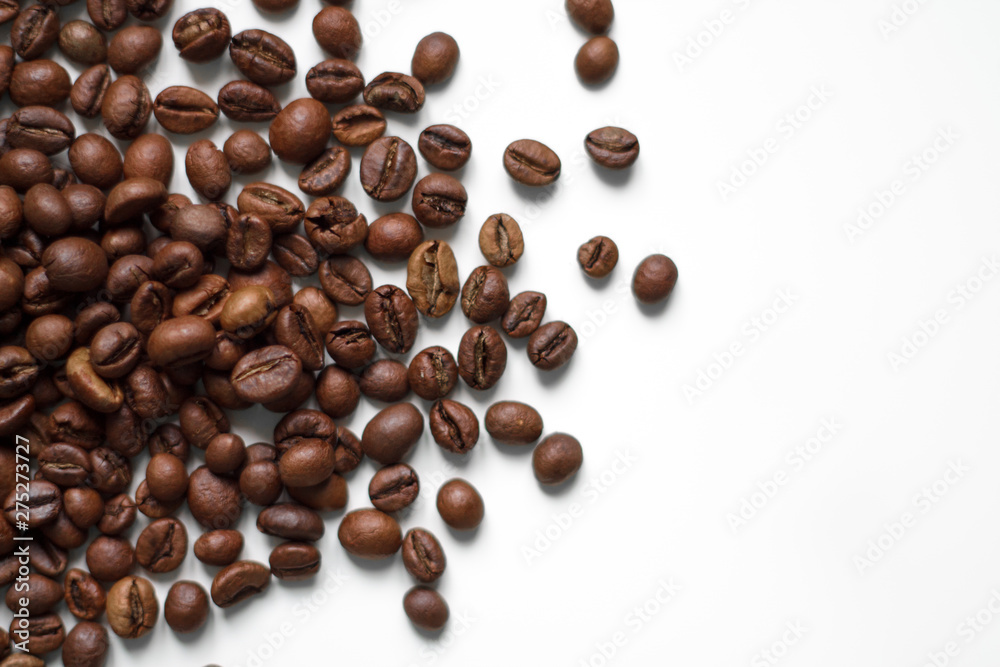 Naklejka premium brązowe ziarna kawy na białym tle na białym tle z widokiem z góry przestrzeni