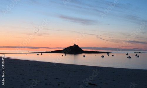 Erquy (22) : L'îlot Saint Michel au coucher du soleil © bru