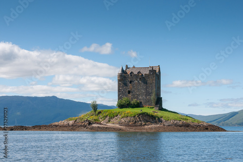 Fototapeta Naklejka Na Ścianę i Meble -  Castle Stalker Tower Loch Laich Scotland