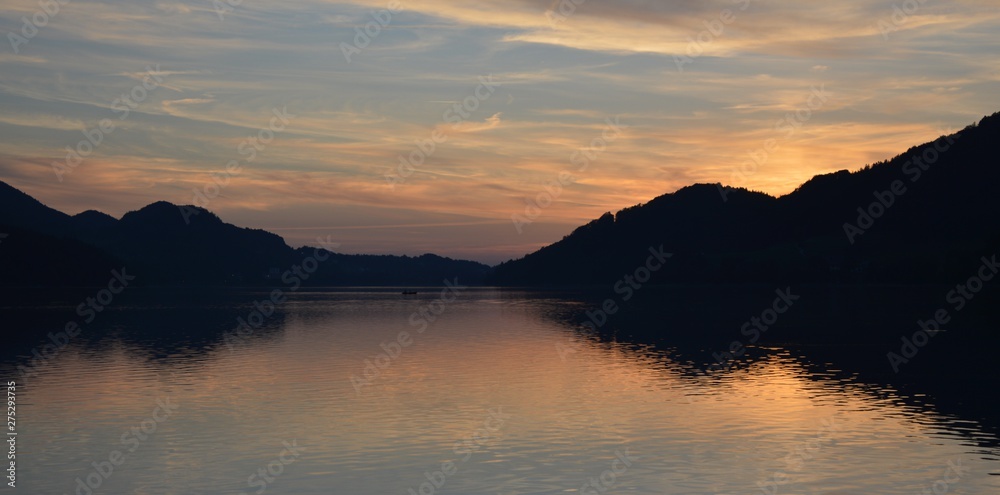 Sonnenuntergang an einem See in den österreichischen Alpen