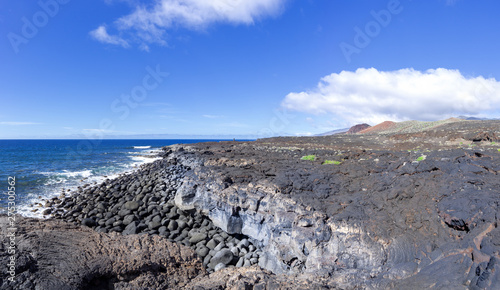 Erstarrte Lava und große Kieselsteine an der Südküste von El Hierro, Kanarische Inseln, westlich von La Restinga