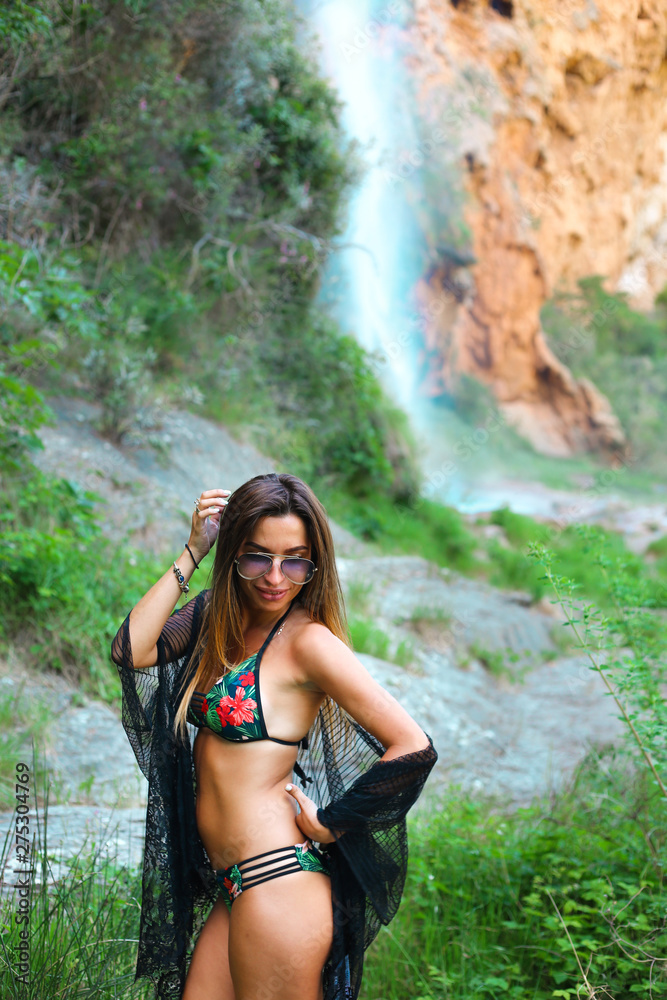 Obraz premium woman in bikini on water fall 