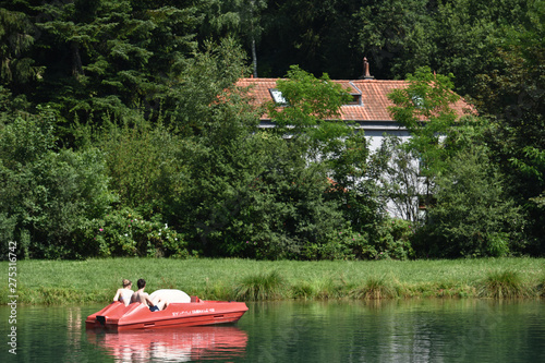 vacances loisirs detente nautique eau lac nager bain couple pedalo photo