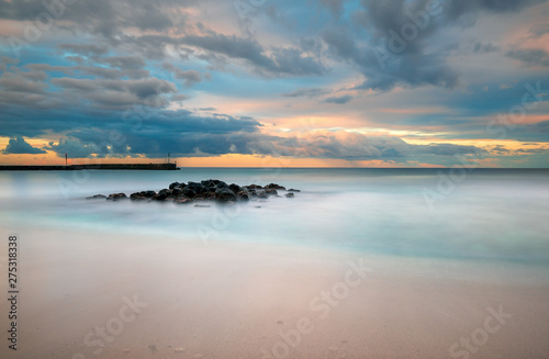 plage, rocher et ciel