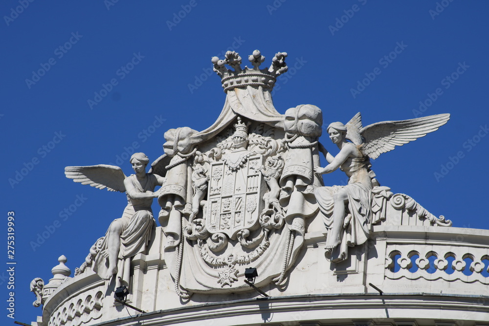 Escudo nobiliario en la parte superior de un edificio en el centro de Madrid, España Escudo nobiliario en la parte superior de un edificio en el centro de Madrid, España