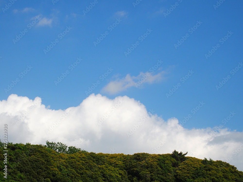 青空と白い雲と山の緑 青空と白い雲と山の緑