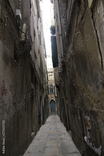 Durchgang zwischen zwei Häusern in Venedig © sp4764