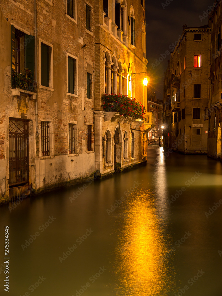 Kanal bei Nacht in Venedig