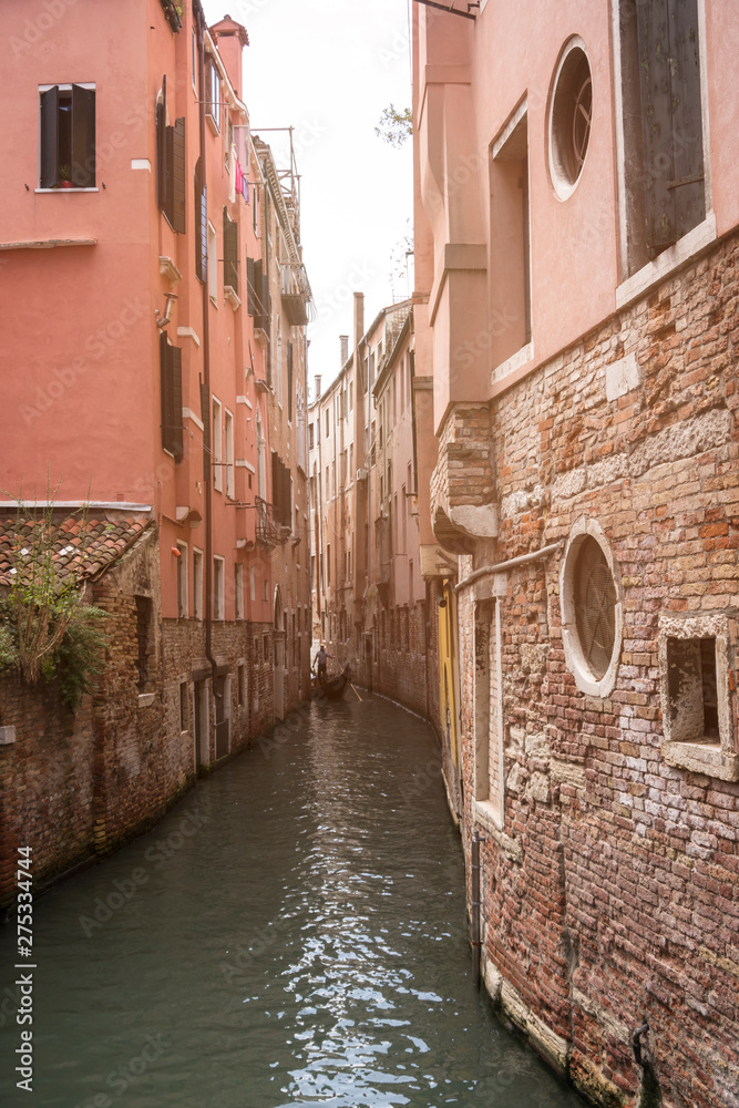 Schmaler Kanal in Venedig