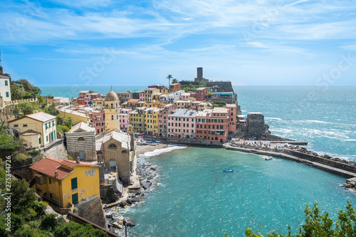 Fototapeta Naklejka Na Ścianę i Meble -  Dorf der Cinque Terre am Meer