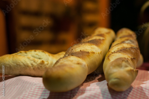 Pan Baguette en salon al aire libre