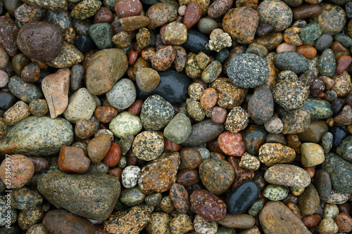 Plage de galets multicolores de granit 