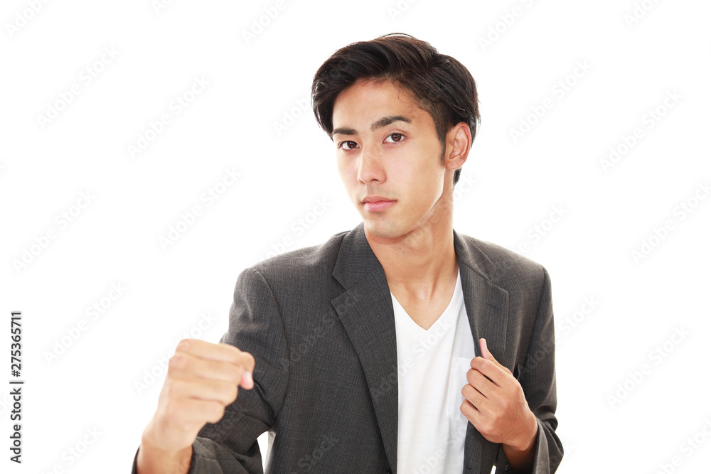 ガッツポーズの男性