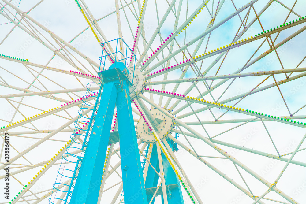 Obraz premium Ferris Wheel Over Blue Sky..