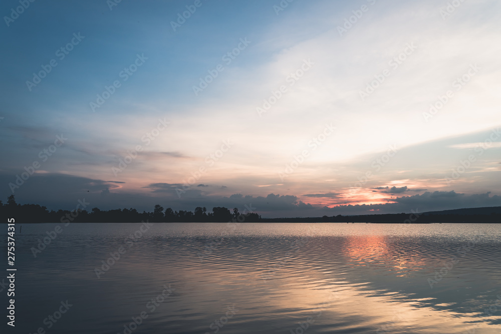 Obraz premium sunset over lake