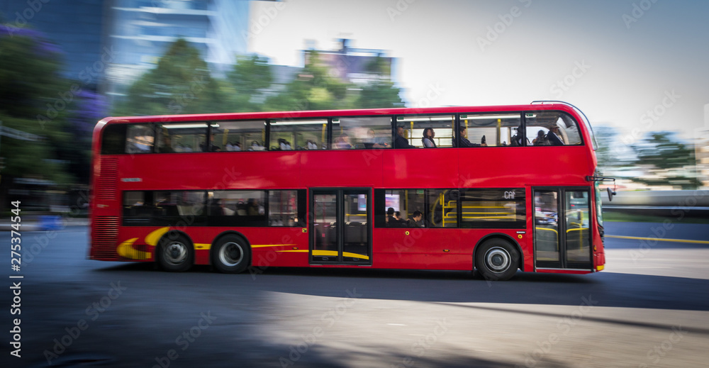Autobús de doble piso circulando en Avenida Reforma - Metrobus CDMX