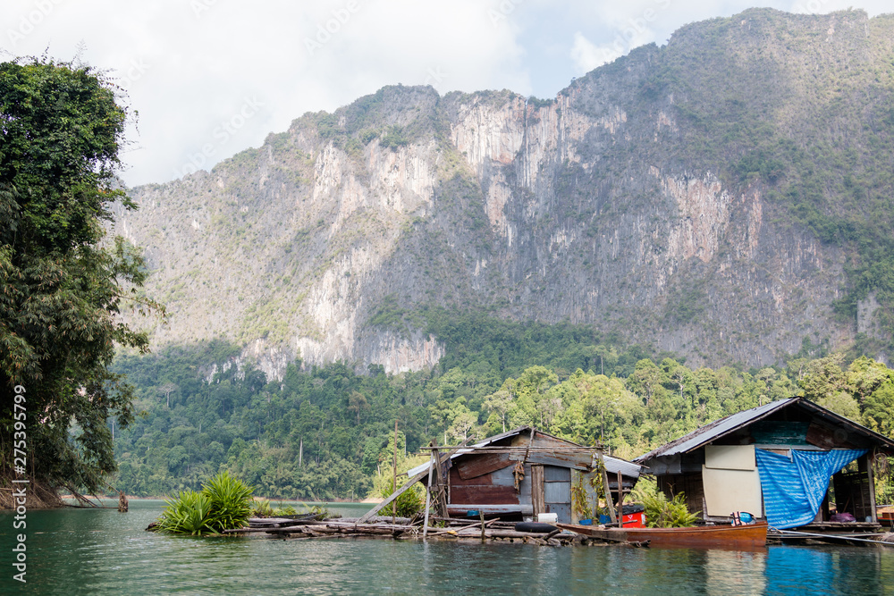 Naklejka premium Tropical lakeside hut in ratchaprapa dam or Cheow Lan Dam Suratthani, Thailand.