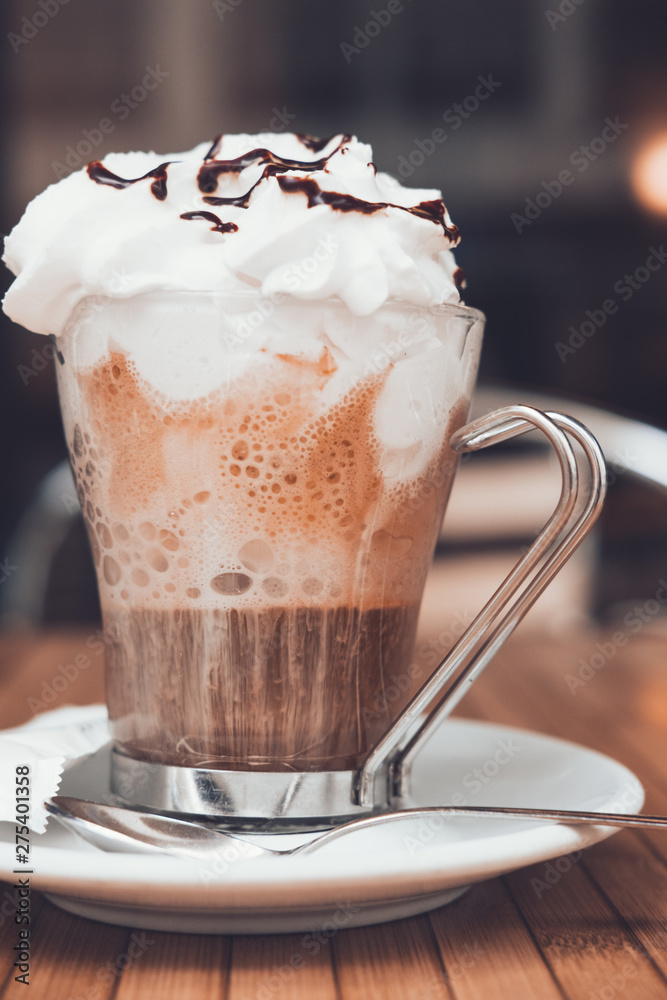 Cafe helado con nata por encima en terraza de cafeteria Cafe helado con nata por encima en terraza de cafeteria