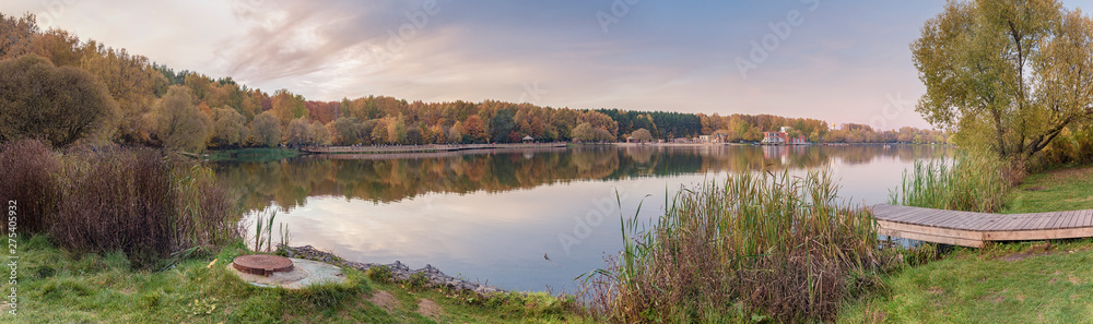 Obraz premium Moscow. October 14, 2018. Autumn landscape in the Meshchersky Park. Panoramic view of the pond and recreation area