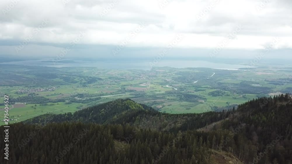 Drohnenflug über Berge mit Chiemseeblick Drohnenflug über Berge mit Chiemseeblick
