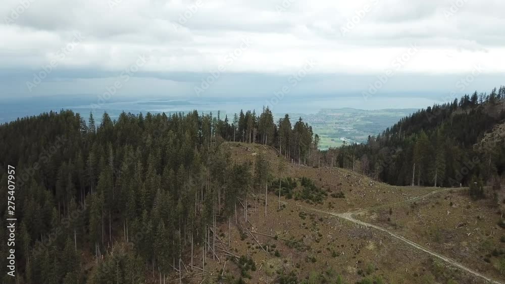 Drohnenflug über Berge mit Chiemseeblick Drohnenflug über Berge mit Chiemseeblick