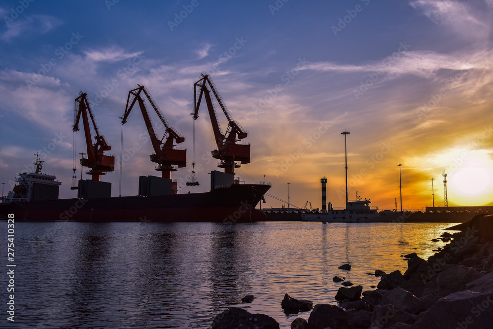Obraz premium Heavy Loader Working in a Harbour