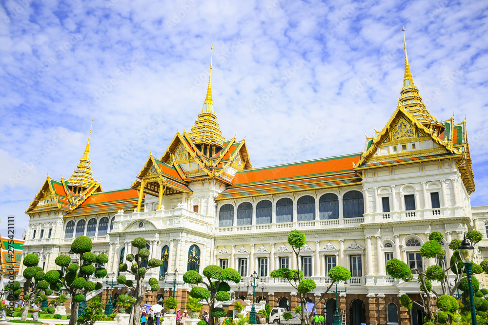 Fototapeta premium Wat Phrakeaw or Wat Phra Si Rattana Satsadaram,The beautiful of the pagoda and blue sky,The temple in the Grand Palace Area,Bangkok,Thailand.