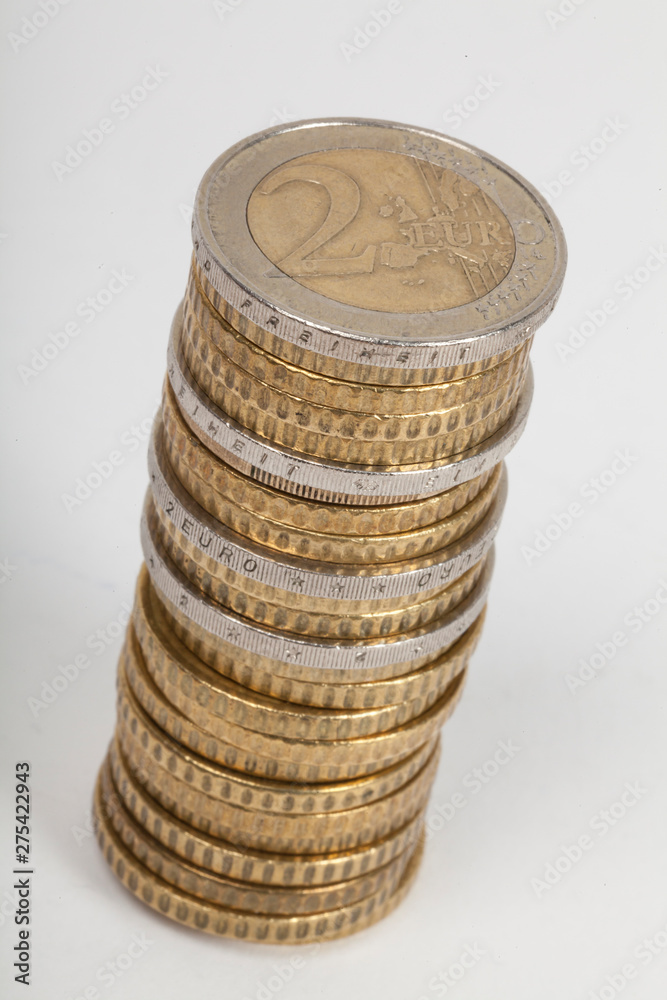 Schiefer Münzturm aus Euro Münzen