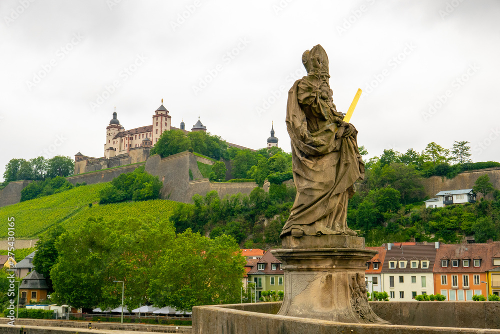 The statue of St Kilian in a the alte Mainbrucke