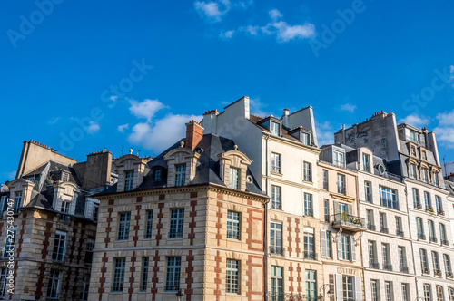 France, Paris, 1st arrondissement, Ile de la Cite, buildings at the corner of the Quai des Orfevres and Place du Pont-Neuf