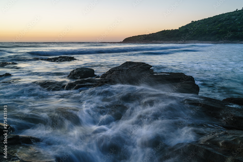 Sonnenaufgang über dem Meer mit Felsen im Vordergrund am Kennet River Coastal Reserve in Victoria Australien