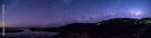 Die Milchstraße und der Sternenhimmel bei wolkenloser Nacht an der Great Ocean Road in Victoria Australien