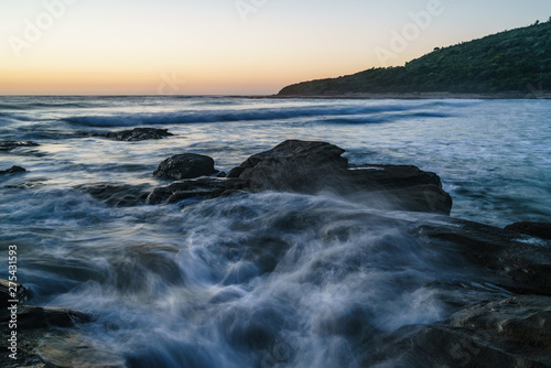Sonnenaufgang über dem Meer mit Felsen im Vordergrund am Kennet River Coastal Reserve in Victoria Australien