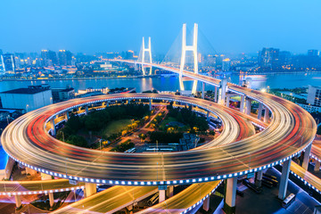 Papier peint photo Des ponts Pont de Nanpu illuminé à Shanghai  © ABCDstock