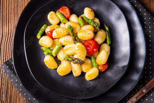 crispy gnocchi with roasted asparagus and tomatoes