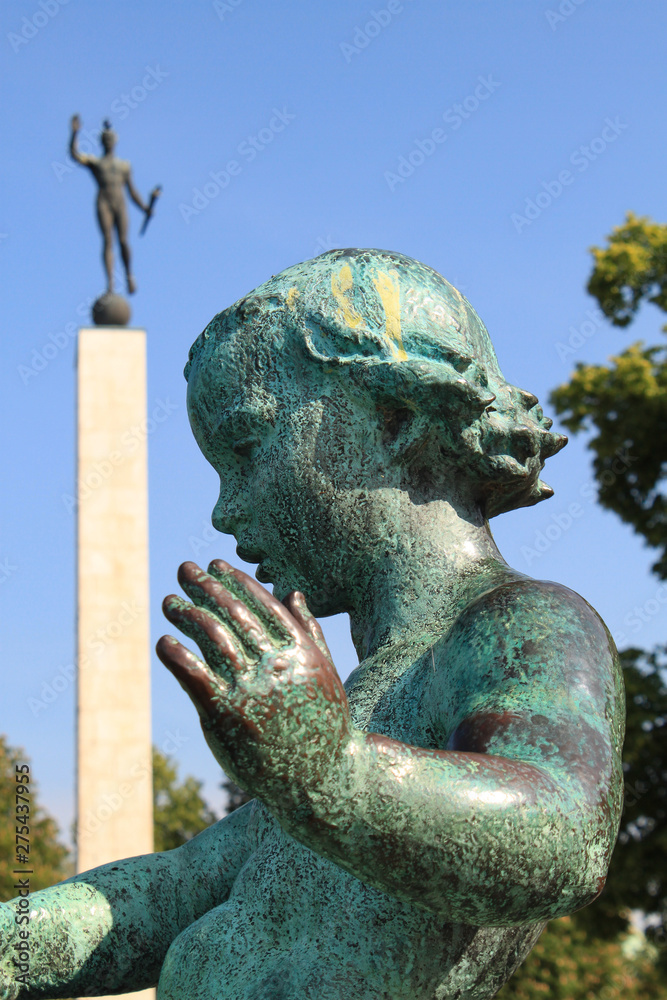 Fototapeta premium Putte und Fackelträger am Maschsee in Hannover