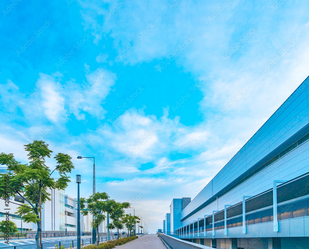 Obraz premium 夕暮れ時の都会の空