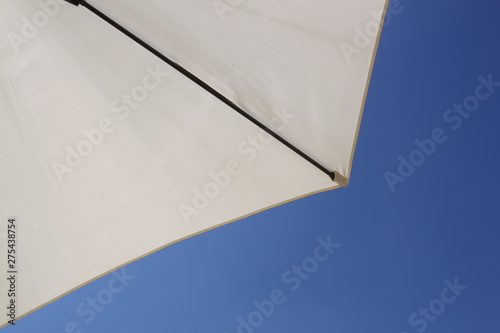 Sonnenschirm am Swimmingpool im Urlaub Sonnenschutz