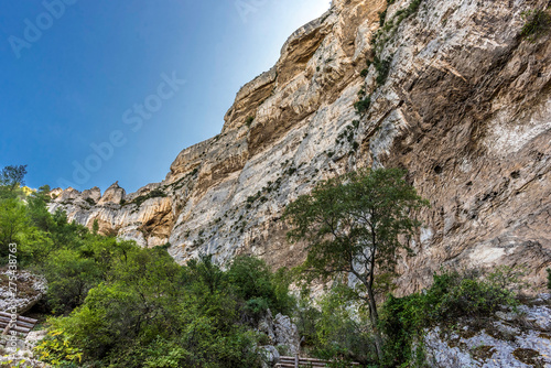 France, Provence, Vaucluse, pays des Sorgues, Fontaine de Vaucluse,  Falaise de la Resurgence de la Fontaine photo