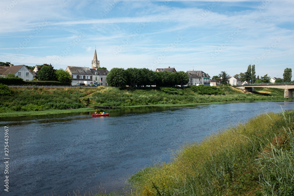 Vue sur la rivière Vienne et le village de l'Île-Bouchard en France