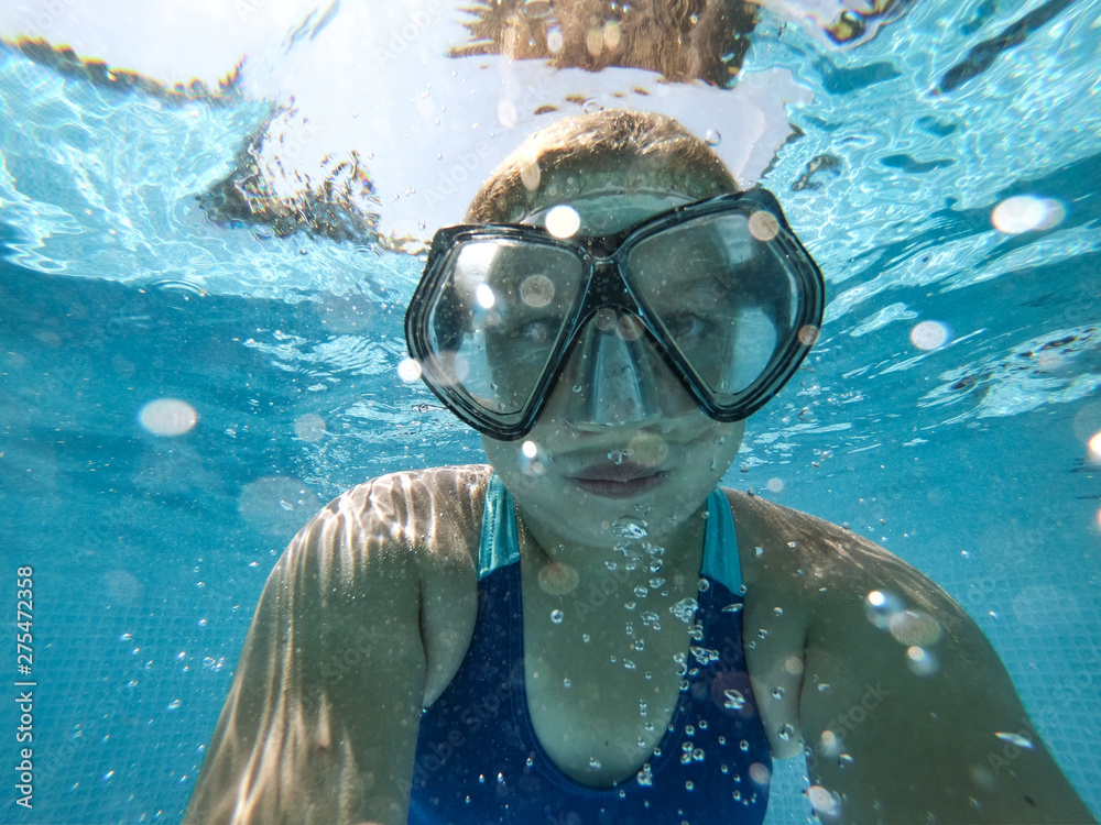 Naklejka premium Kid in swimming pool and summer time
