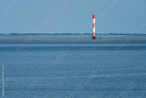 Kleiner Leuchtturm mit Meer © lexpixelart