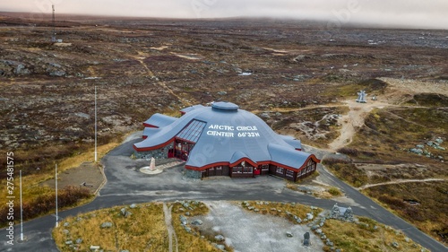 Fotografi Arctic Circle Center stands amidst the barren tundra on a rocky meadow