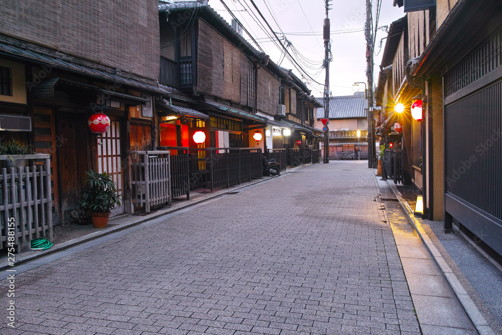 Fototapeta premium 京都祇園の裏通りの夕景