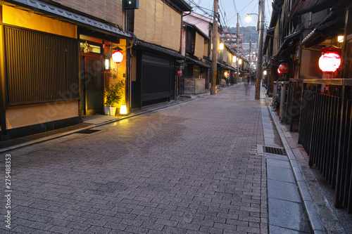 京都祇園の裏通りの夕景