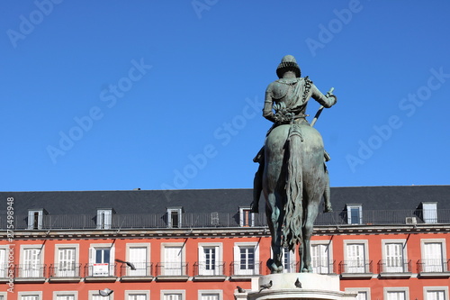 Escultura del rey Felipe III a caballo de España en la Plaza Mayor de Madrid