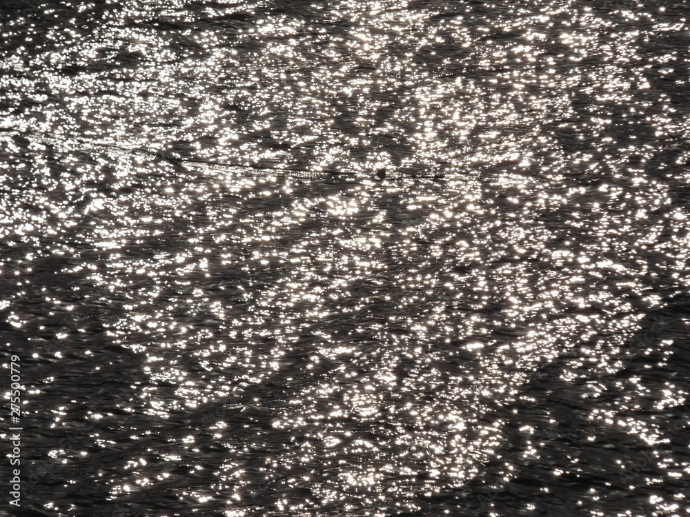 Reflejos sobre el mar debido al sol del atardecer, mucho contraste en la imagen, claros y sombras, brillos y negros Reflejos sobre el mar debido al sol del atardecer, mucho contraste en la imagen, claros y sombras, brillos y negros