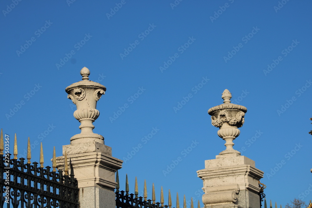 Obraz premium Adornos de la valla del Palacio Real de Madrid, España