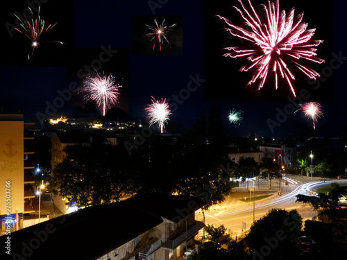 Fuegos artificiales sobre el negro cielo nocturno del 23 de junio día de la Berbena de Sant Joan, fiesta típica y tradicional de Cataluña, se celebra el solsticio de verano, la noche más corta del añ